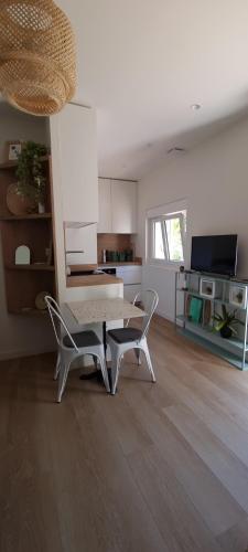 un salon avec une table et deux chaises dans l'établissement Charmant T2 coeur de village avec stationnement, à Banyuls-sur-Mer