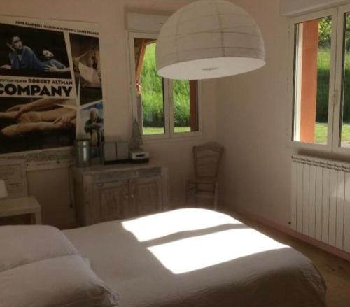 sypialnia z łóżkiem, lampką i oknem w obiekcie Maison avec vue imprenable w mieście Millau
