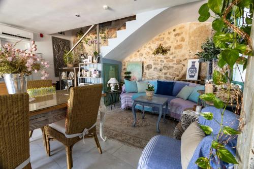a living room with a blue couch and a table at Hostal Boutique Olvido 22 in Peniscola