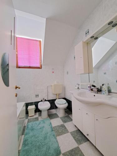 A bathroom at Rooms Čehovin