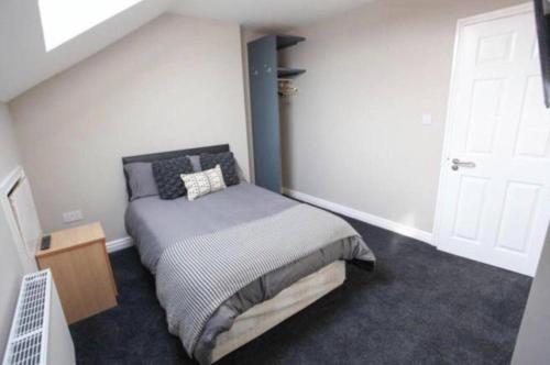 Postel nebo postele na pokoji v ubytování Host Liverpool - City Centre Townhouse, Group Friendly & Parking