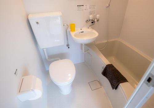 een kleine badkamer met een toilet en een wastafel bij Ikokujyoucho - Vacation STAY 35774v in Nishinoomote