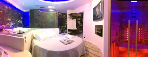 Luxury Spa Suite Superior Assisi في أسيسي: غرفة بسرير ومغسلة في غرفة
