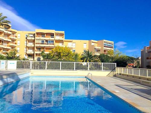 - une piscine en face d'un immeuble dans l'établissement l'Appartement Magnolia, à Vallauris