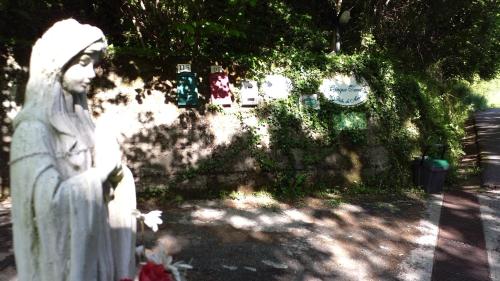 a statue of a woman standing next to a wall at Cinque Terre Tra Il Filo Di Arianna in Riccò del Golfo di Spezia
