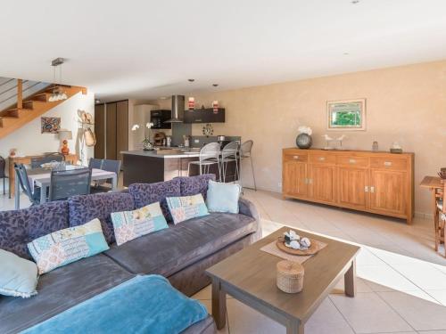 Photo de la galerie de l'établissement Villa standing avec jardin, plage à Trégastel, WiFi inclus - FR-1-368-128, à Trégastel