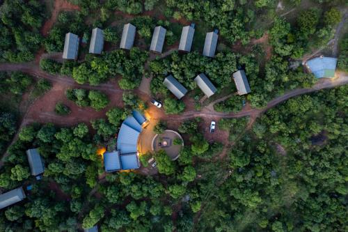 una vista aérea de una casa en el bosque en Matatane Camp - Babanango Game Reserve, en Nkwalini