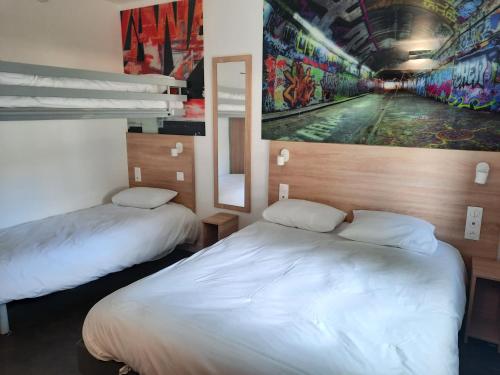 Łóżko lub łóżka w pokoju w obiekcie Kyriad Direct Caen Nord Memorial