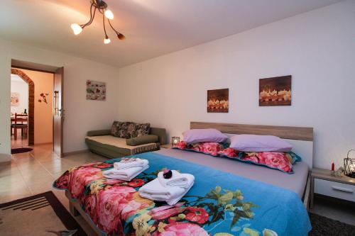 1 dormitorio con 2 camas y toallas. en Apartment Leo 2180, en Krnica