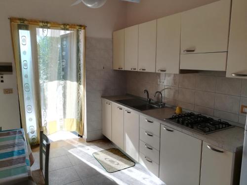 Virtuvė arba virtuvėlė apgyvendinimo įstaigoje Holidays in Vieste in charming villas - 4