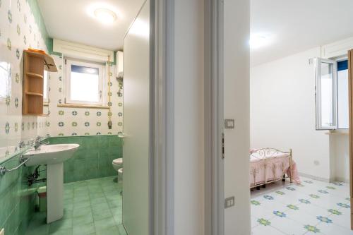 y baño con lavabo y aseo. en Residence La Perla - Opale, en Pizzo