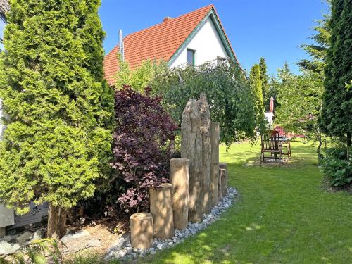 Um jardim no exterior de Ferienhaus mit Sauna Fuhlendorf FDZ 641