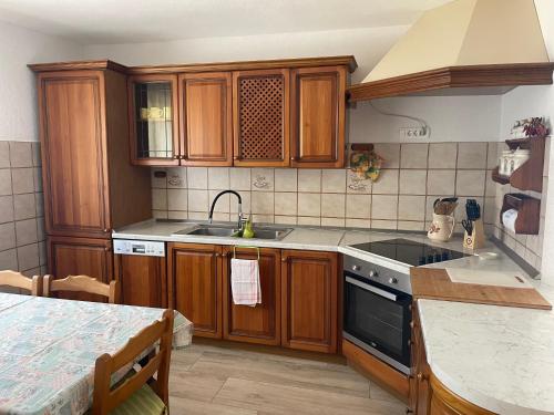 O bucătărie sau chicinetă la Apartment Rosello with private parking place 50m from the beach