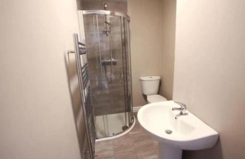 a bathroom with a shower and a sink and a toilet at Host Liverpool - City Centre Townhouse, Group Friendly & Parking in Liverpool