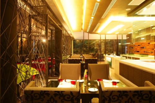Un restaurante u otro lugar para comer en Z Through By The Zign