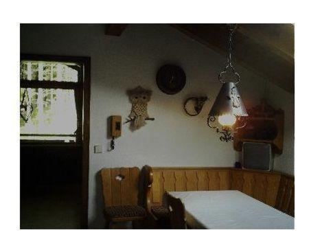 Zimmer mit einem Tisch und einem Fenster sowie einem Zimmer mit einem Tisch in der Unterkunft Haus Bucheneck Wohnung 2 in Oberstdorf