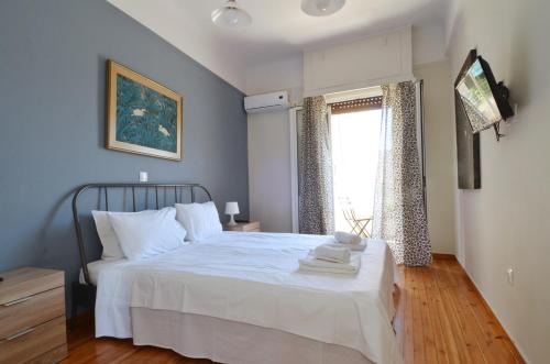 um quarto com uma cama branca e uma janela em Stathmos Larissis A, a cozy 2BR Apartment, Clo... em Atenas