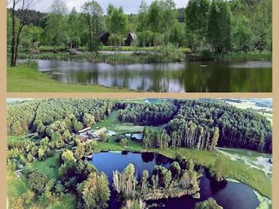 dos fotos de un lago con árboles y agua en Tamarynowa Osada - Kraina Udanego Wypoczynku, en Łowyń