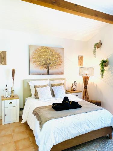 Een bed of bedden in een kamer bij Villa Cosy & Confort dans un Écrin de Verdure