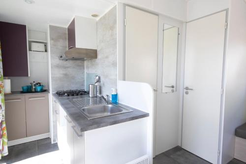 Η κουζίνα ή μικρή κουζίνα στο Somo Bungalow Resort - Camping Latas
