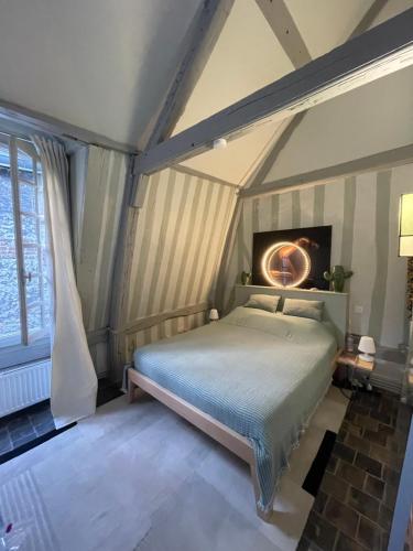une chambre avec un lit dans une pièce dans l'établissement Le Loft du Homard Bleu - entre Ciel et Mer - Free Parking 500m, à Honfleur