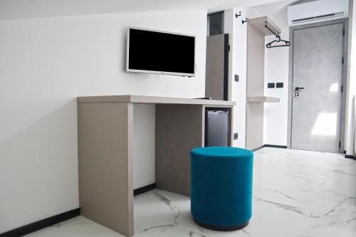 The City Hotelにあるテレビまたはエンターテインメントセンター