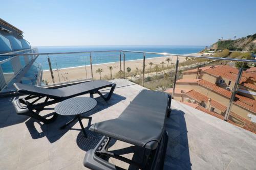 a balcony with a table and chairs and the beach at Hotel Internacional in Calella