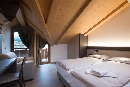 A bed or beds in a room at Appartamento Isola