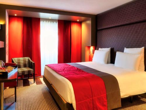 Cama ou camas em um quarto em Mercure Paris Montmartre Sacré Coeur