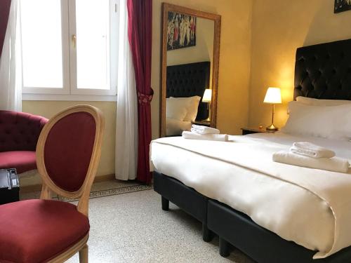 una habitación de hotel con una cama grande y una silla en Guest House Le Contesse, en Florencia