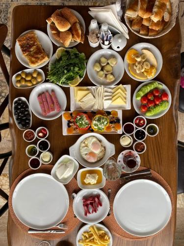 un tavolo pieno di piatti di cibo su un tavolo di Serenus Cave Suites a Ortahisar