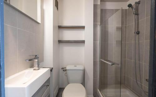 A bathroom at "Les Catalans" Charmant appartement Plage des Catalans