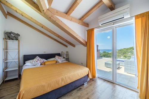 1 dormitorio con cama y ventana grande en Villa Karmelota en Milna