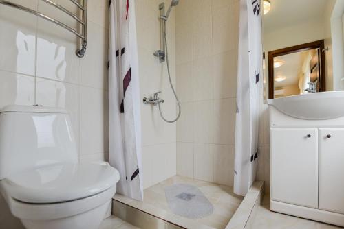 a bathroom with a toilet and a sink at Apartamentų nuoma in Palanga