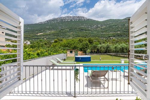 Dalmatian Sea-View Villa with Pool, Jacuzzi, Gym and Botanical Garden Near Trogir & Split