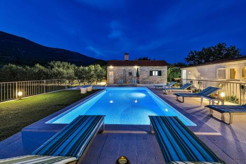 Home Away from home with outdoor pool, botanical garden and a beautiful sea view