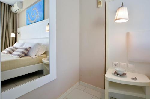 Postel nebo postele na pokoji v ubytování Sidari Beach Hotel