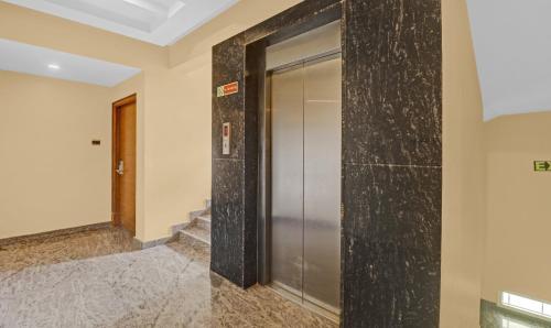 - un ascenseur dans un immeuble avec une porte en verre dans l'établissement Treebo Silver Key, Marathahalli, à Bangalore