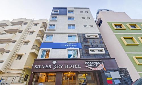 un edificio con una señal para un hotel con llave en Treebo Trend Silver Key- Marathahalli, en Bangalore