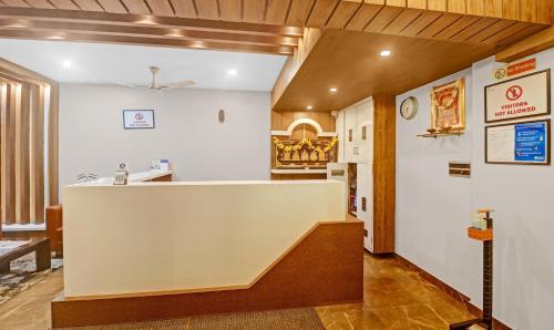 - un hall avec un grand comptoir blanc dans l'établissement Treebo Silver Key, Marathahalli, à Bangalore