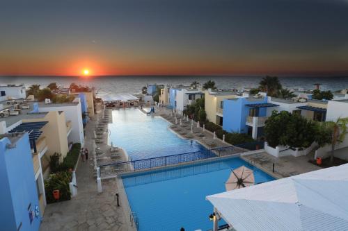 una vista aérea de un complejo con piscina en Eleni Holiday Village, en Pafos