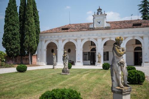 um edifício com estátuas em frente em Le Camere di Villa Cà Zenobio em Treviso