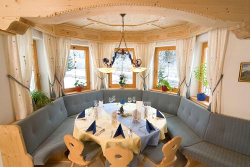 Ein Restaurant oder anderes Speiselokal in der Unterkunft Alpenhotel Tirolerhof 