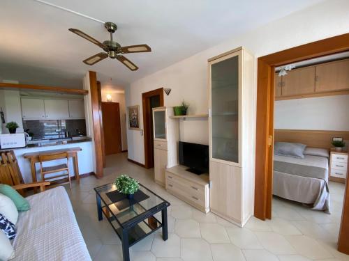 uma sala de estar com uma cama e um sofá em Apartamento con piscina en 1ª línea de playa en Salou em Salou