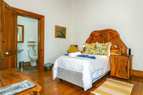 Una cama o camas en una habitación de Ravenscliff Manor