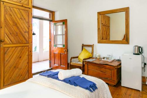 Una cama o camas en una habitación de Ravenscliff Manor