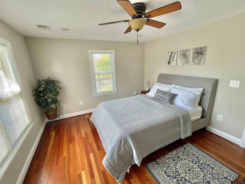 a bedroom with a bed and a ceiling fan at Brand New, Cozy, Modern, One-bedroom Apartment in Falls Church