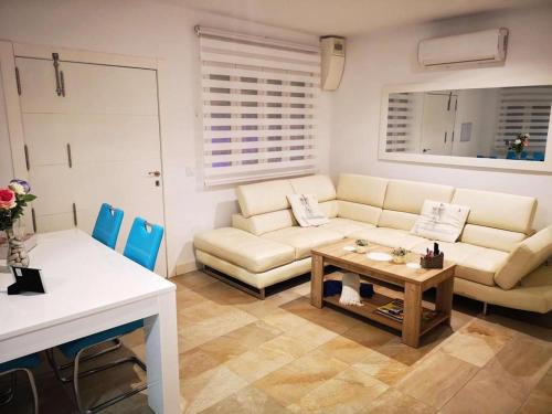 Posezení v ubytování Precioso chalet de diseño a pie de playa nuevo.