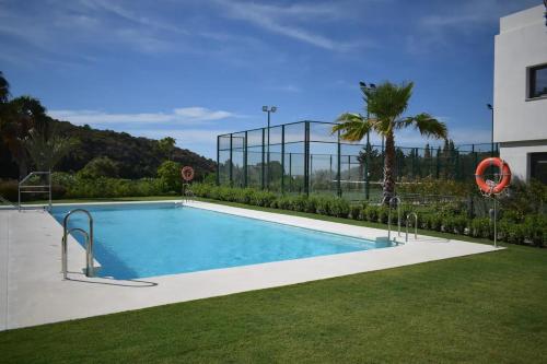 エステポナにあるAppartement Casares - Mer, Golf, Piscine, Padel - FINCA CORTESINの庭中のスイミングプール