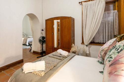 Una cama o camas en una habitación de Ravenscliff Manor
